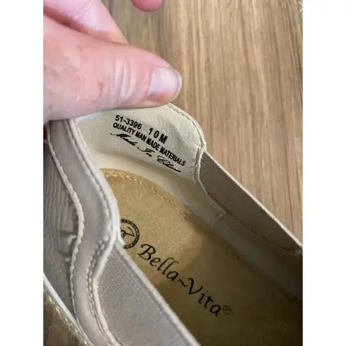 Bella Vita Wrenley Athletic Shoes Women's 10 M Beige Slip On Low Top Sneaker S22