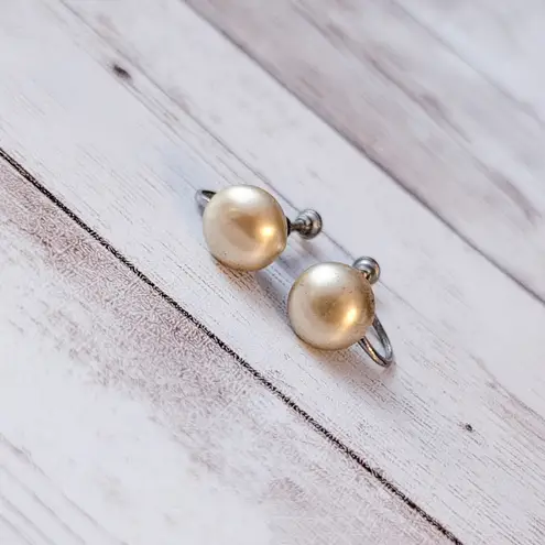 Vintage Screw Back Earrings Pearlescent Beige 3/8"