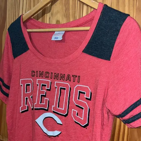 Genuine Merchandise Cincinnati Reds Baseball  T-shirt