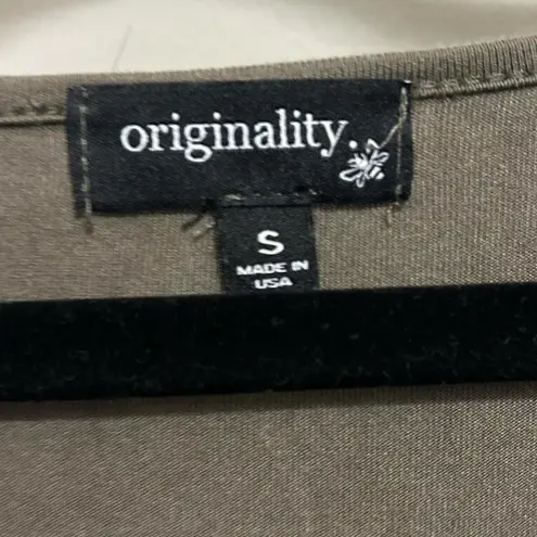 Originality Green Blouse with buttons and ruffles