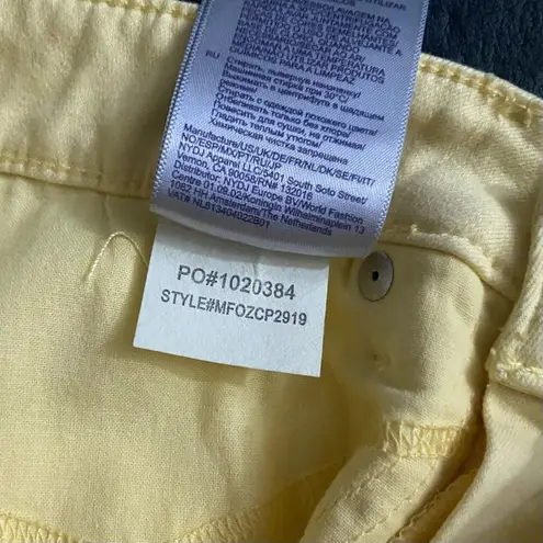 NYDJ lift/tuck technology cropped yellow pants. Size 2