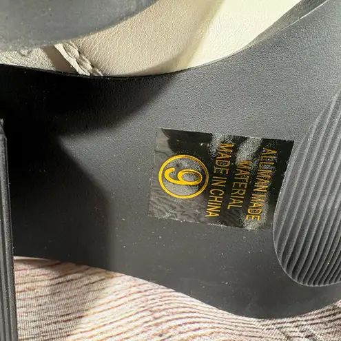 Dor L Dor Women's Size 9 Faux Leather Side Zip Off White Bootie w/ Chain