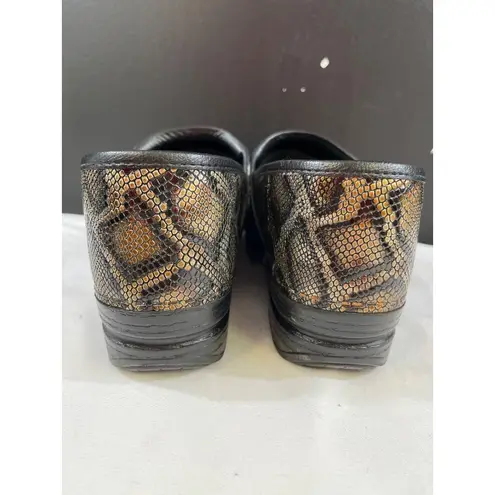 Dansko XP Women's Brown Snake Print Shoes/Clogs Size 39/8 SKU 5895