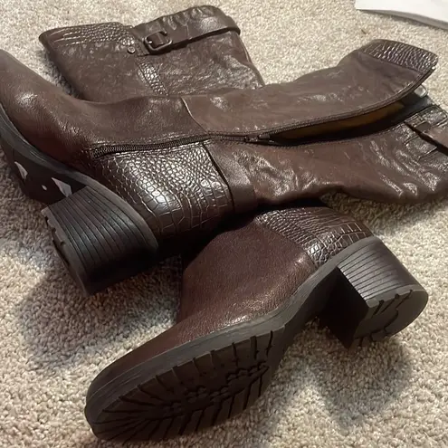 Naturalizer calf height faux croc embossed 2 1/2 inch thick heel 9W