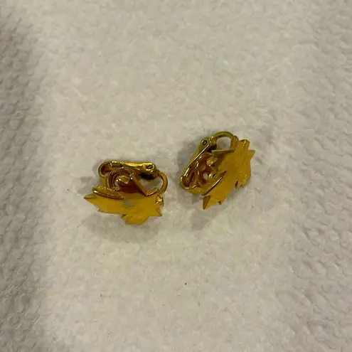 Trifari Vintage CROWN GoldTone Maple Leaf π ClipOn Earrings