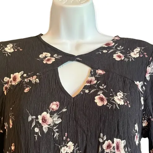 Full Tilt  Womens Medium Gray Pink Floral Cutout Crinkle Top Blouse Shirt