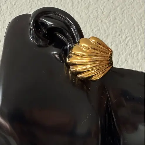 Monet Vintage Gold-tone Shell Seashell Pierced Earrings 9.9g.