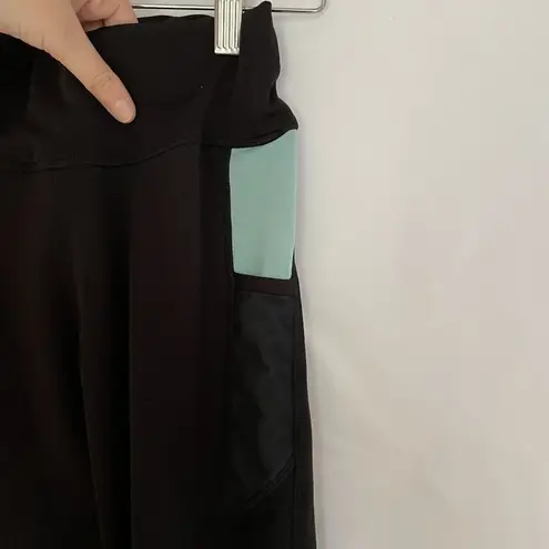 Popfit High-Waisted Black and Green Leggings With Side Pockets & Mesh Panels