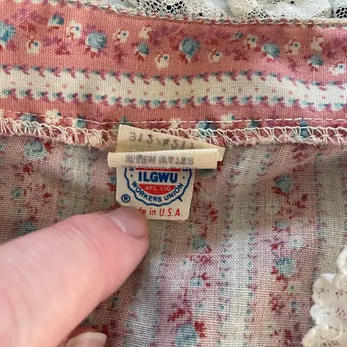 Vintage 70s Cottage Core Country Bicentennial Blouse Calico Lace S Pink