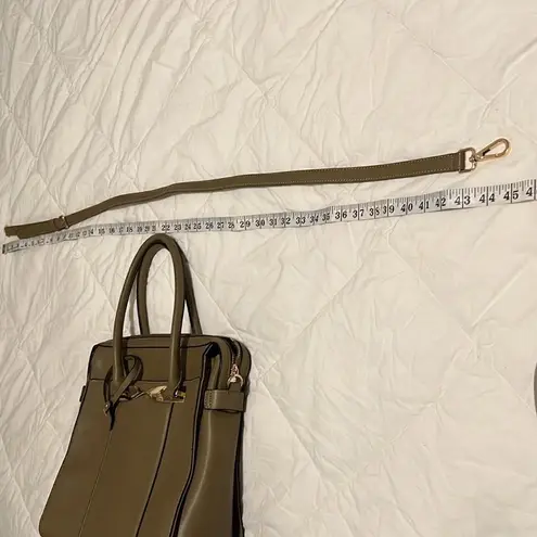 Beautiful green crossbody handbag Lots of details and pockets EUC