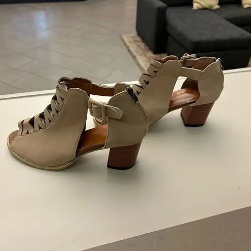 Chic Beige Strappy Heeled Sandals size 42 or 10