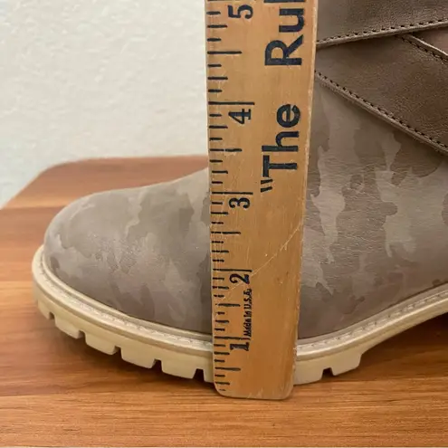 ROSS & SNOW “Emilina” Weatherproof Shearling Camo Moto Ankle Boots Size 6