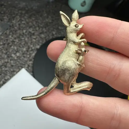 Avon Kangaroo With Baby In Pouch Gold Tone Brown Rhinestone Brooch Pin Signed
