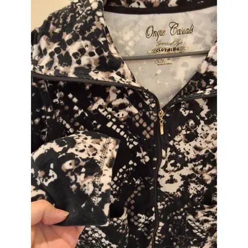 Onque Casuals Women's Size L Animal Print Velour Long Sleeve Full