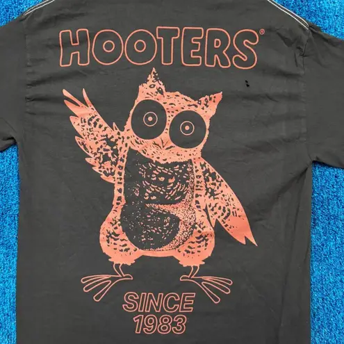 Hooters “Since 1983” Graphic T-Shirt Size Medium