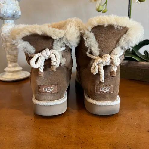 UGG Australia Classic Short Chestnut Shearling Boots – Size 10 US / 41 EU Tan