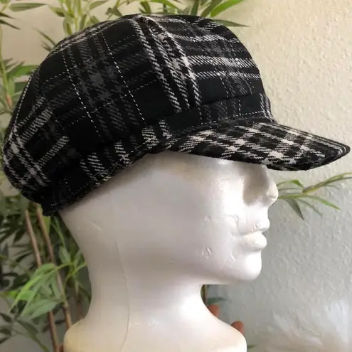 2000s Y2K Black and white plaid baker boy newsboy cap London European style Excellent condition Elastic cap band to fit multiple sizes