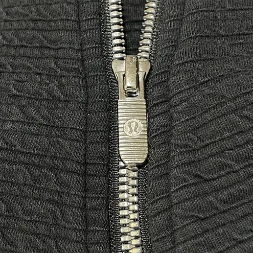 Lululemon Women's Textured Pullover 1/4 Zip Black Size M/L Mock Neck Cropped Silver