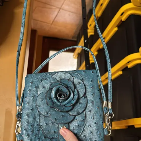 NWOT 22 Tote Ostrich Flower Cell Phone Crossbody Wristlet Sapphire Blue