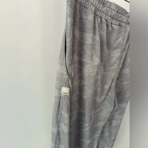 Vuori  Grey/White Camo Joggers Size Small