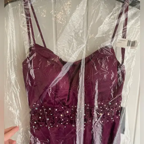 Satin Maxi Illusion Beaded Lace Waist
Dress in Merlot by City Vibe Dillard's NWT Red Size undefined