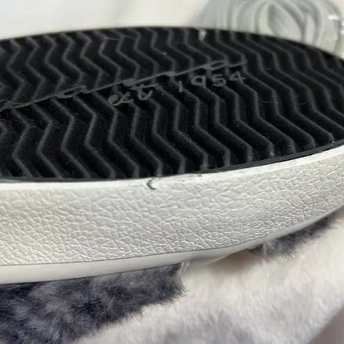 Vintage Havana sneakers slip on fuzzy snake print white, gray & blue 8.5 NWOT