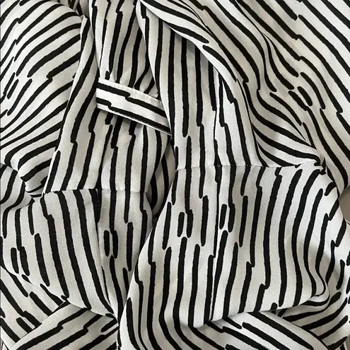 NYDJ Black/White Abstract Print Pleat Back Blouse Size Small