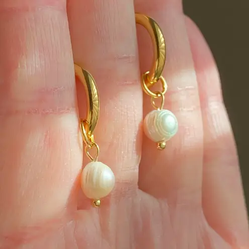 Handmade dainty freshwater pearls hoop earrings💖