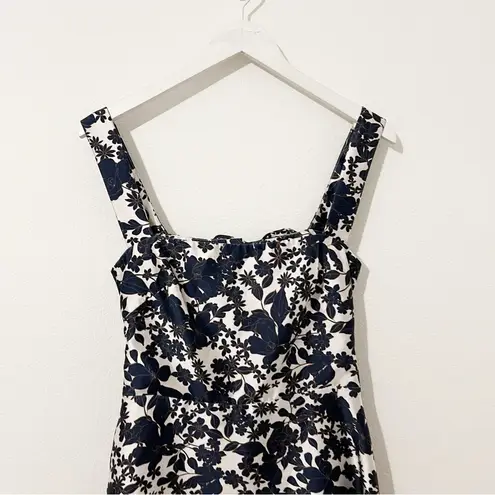 Monique Lhuillier Blue White Floral Gown
Bow Back Formal Size 4