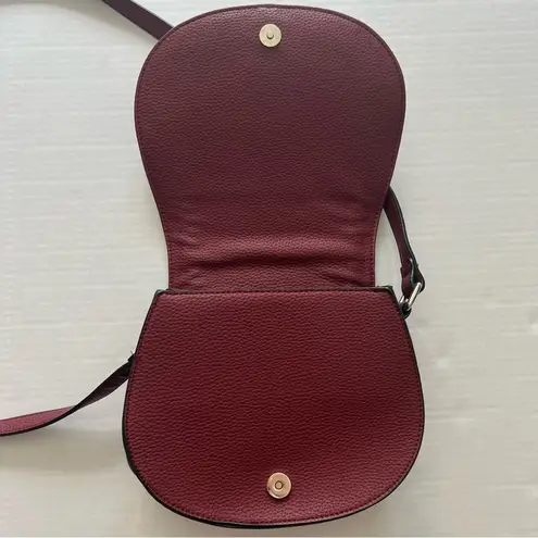 Black Rivet Saddle crossbody bag with silver chain link