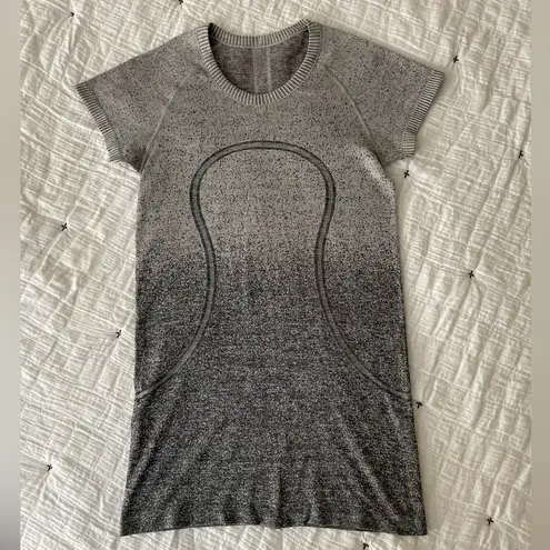 Lululemon  Swiftly Tech Short Sleeve Crew in White / Dark Cast Size 6