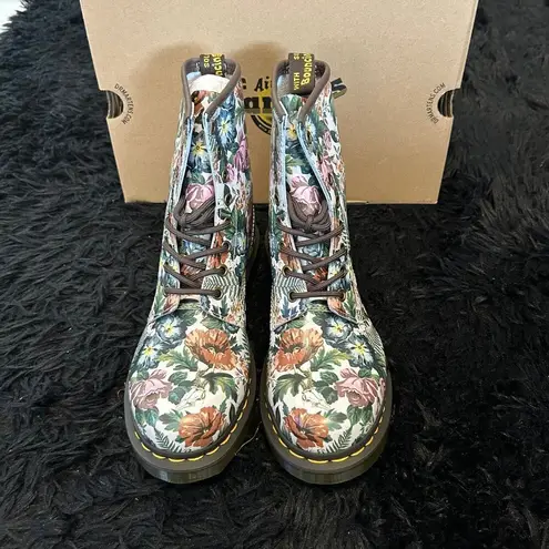 Dr. Martens  1460 floral print lace up boots booties shoes women’s 7 new in box