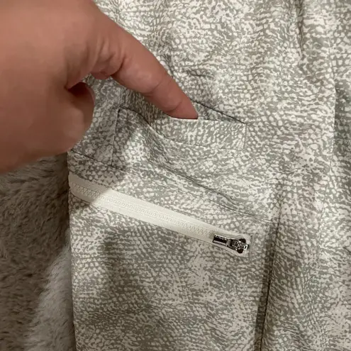 Athleta NWOT Venture Printed Pants Women's Size 26 Gray Lightweight Stretch