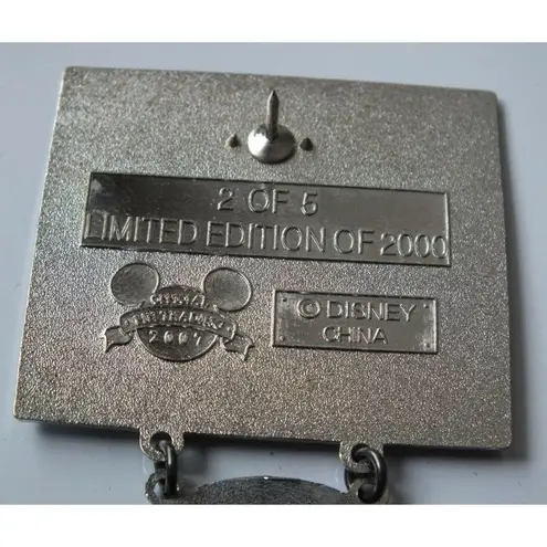 Disney  Pirates Of The Caribbean, Elizabeth Swann The Legend Lives On Dangle Pin