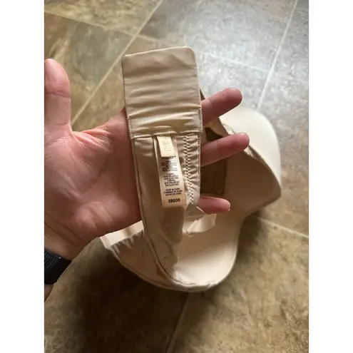 SKIMS Wireless Form Pushup Plunge Bra Size 38DDD
Sand