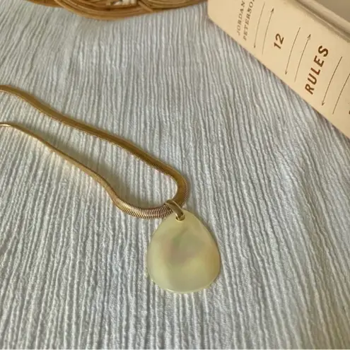 Mother of Pearl Teardrop Pendant Necklace Vintage “Calypso” 18” Gold Snake Chain Jewelry