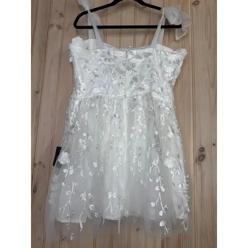 NWT Lulus Classic Romance White 3D Floral Applique Tie