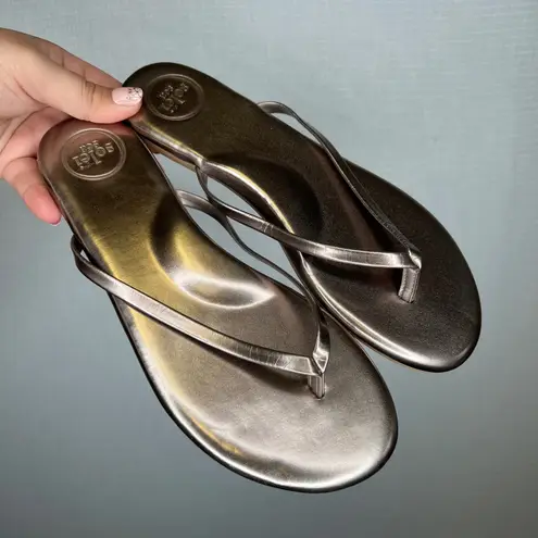Solei Sea Revolve Gold Thong Sandals Flip Flops Women's Size 8 Metallic Summer