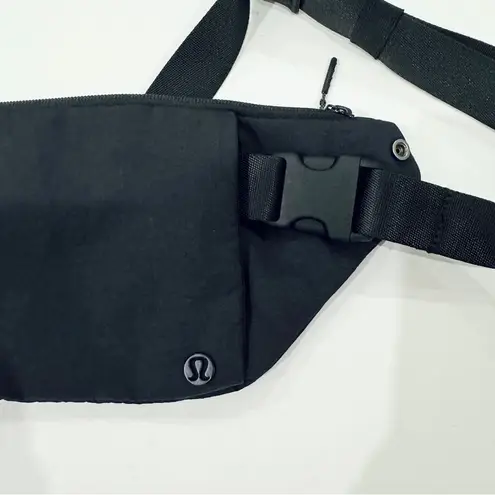 Lululemon  waist bag in black