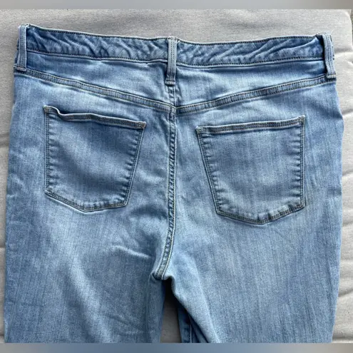 Universal Threads Universal Thread Light Wash Ankle Jeans Size 16 regular blue jean distressed - Image 3