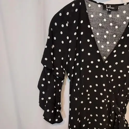 LULU’S BLACK AND WHITE POLK DOT TIERED RUFFLE 3/4 SLEEVE MIDI TIE WRAP DRESS