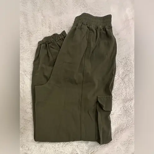 Know One Cares (NWT) olive green cargo pants size medium