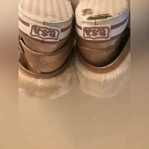 Ash women gold leather and faux fur low top sneakers US 5 .5 Euro 34