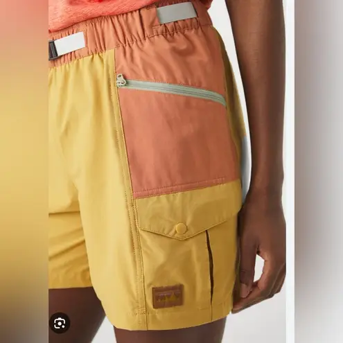 Patagonia NWT Women’s  Outdoor Everyday Shorts XS Pufferfish Gold