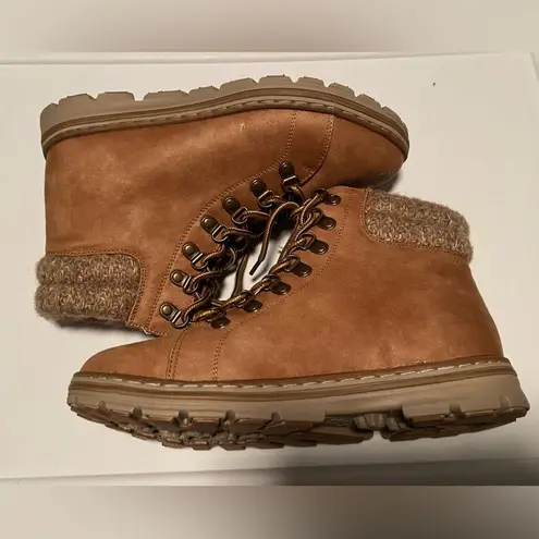 Size 8 brown lace up boots with wool trim design Tan