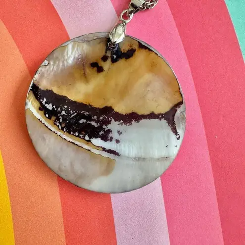 Silver tone and Shell circle Pendent Necklace