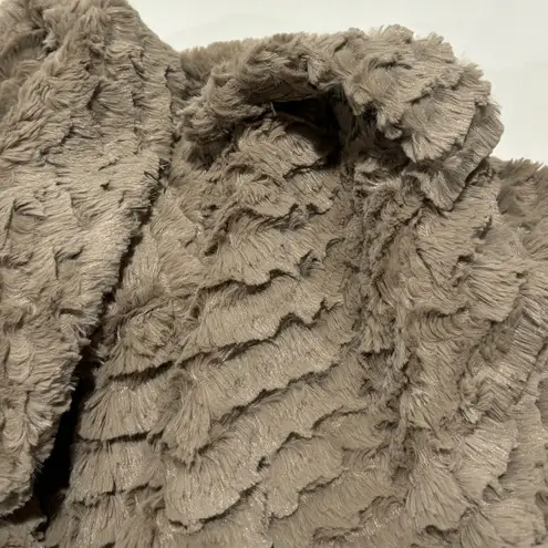 Cynthia Steffe ruffled faux fur beige tan winter coat size medium EUC