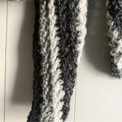 Hand Crafted Loose Woven Striped Chunky Knit Scarf OS Black