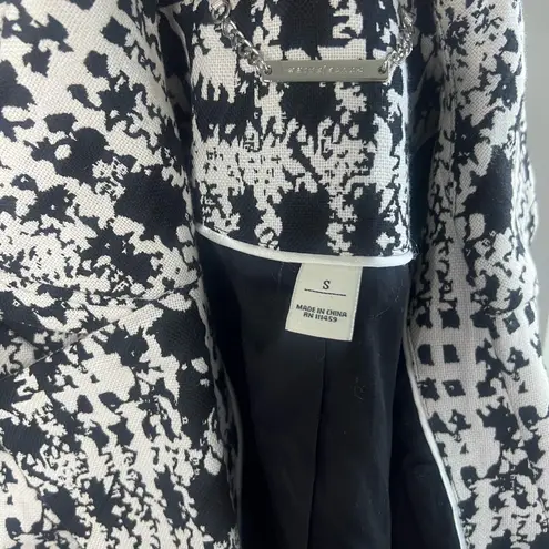 Chick woman’s size small Black and White Geometric Blazer