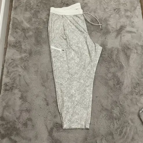 Athleta NWOT Venture Printed Pants Women's Size 26 Gray Lightweight Stretch